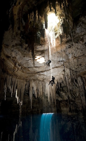 Guillermo de Anda y Guillermo Pruneda descendiendo al cenote de Holtún