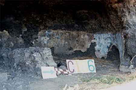 Los estucos estropeados por grafiti en C-106.