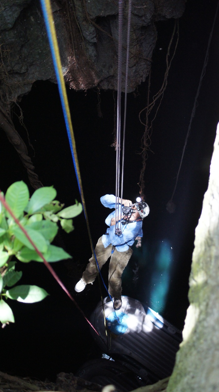 Guillermo Pruneda realizando tomas fotográficas