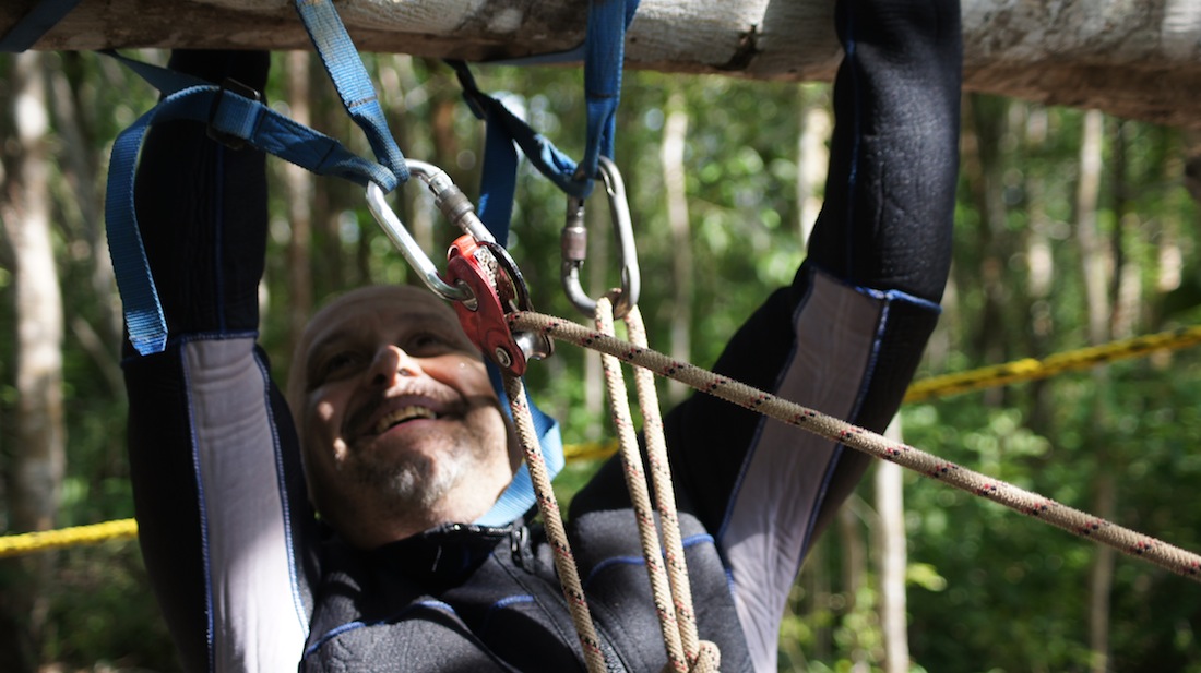 Guillermo de Anda saliendo del cenote de Holtúm despues de realizar trabajos de espeleobuceo.